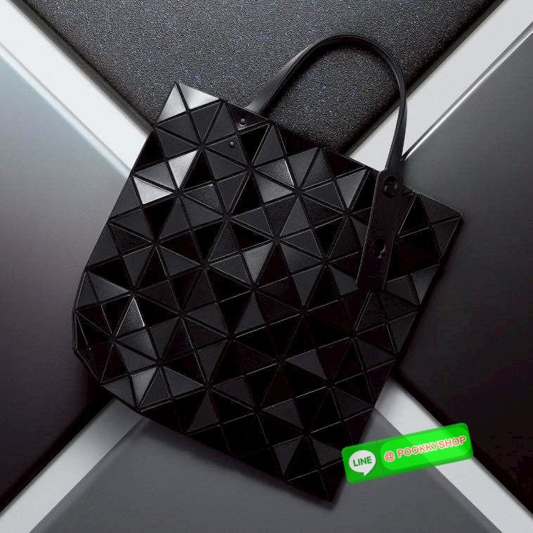 BAOBAO ISSEY MIYAKE QUATRO กระเป๋าไอคอนิกที่ไม่เคยตกเทรนด์! เรียบหรู แต่มีดีไซน์สะดุดตา โครงสร้างสามเหลี่ยมเอกลักษณ์เฉพาะของแบรนด์ ด้านในบุผ้า มีช่องซิปสำหรับเก็บของ น้ำหนักเบา สะพายสบาย ใส่ของได้เยอะมาก