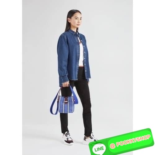 Long Champ Roseau Essential Raye กระเป๋าทรงถังขนาดเล็ก วัสดุผ้าฝ้ายลายทาง ตัดแต่งหนังวัว ซับในผ้าฝ้ายสีพื้น สีสันสดใส สามารถใช้ในชีวิตประจำวันได้อย่างสะดวก น้ำหนักเบา จุของได้เยอะ ด้านในมีกระเป๋าซิป 1 ช่อง มีสายสะพายไหล่ ถอดสายได้ ห้ามพลาดเลยค่า