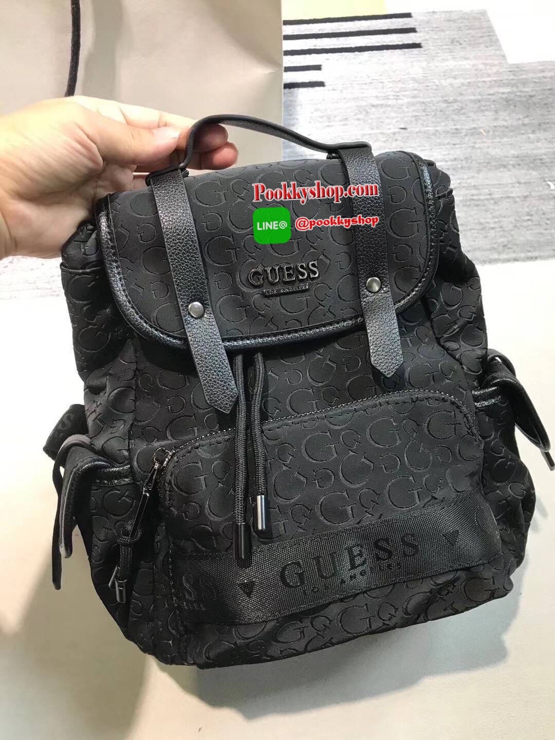 GUESS KACEE MINI LOGO BACKPACK. กระเป๋าเป้สะพายหลังขนาดกลาง ไม่เล็กไม่ใหญ่จนเกินไป น้ำหนักเบาใสของได้เยอะ มีช่องใส่ของหลายช่อง ช่องซิปหน้า1 ด้านข้างใส่ขวดน้ำได้ ช่องใหญ่ เปิดปิดด้วยสายรูด และกระดุมแม่เหล็ก ภายในซับด้วยผ้าสีเดียวกับกระเป๋า ภายในมีช่องซิปอี