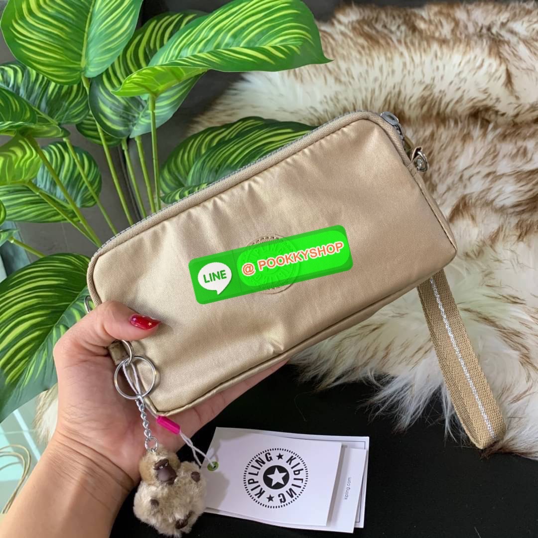 KIPLING 3 Monkey program Seoul up clutch & sling bag กระเป๋าคล้องมือ หรือ สะพายข้าง ขนาดเล็ก วัสดุ Nylon & Polyester 100% ใช้งานได้ 2 รูปแบบ มีสายสลับเปลี่ยนได้ทั้งแบบคล้องมือหรือสะพายข้าง เปิด-ปิดด้วยซิป ช่องหลักโล่ง มีช่องใส่บัตรด้านข้าง 6 ช่อง และช่องด