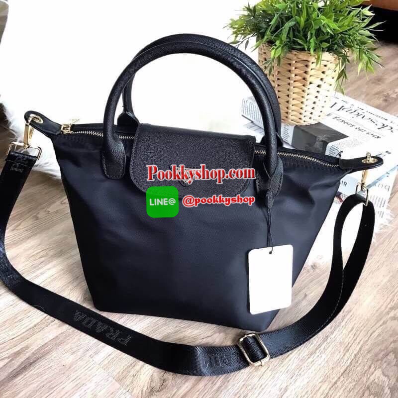 Don't Miss! PRADA NYLON BAG WITH ZIP VIP GIFT WITH PURCHASE กระเป๋าถือหรือสะพายสไตล์ Longchamp GWP พรีเมี่ยมกิ้ฟจากเคาน์เตอร์แบรนด์ Limited edition วัสดุ Nylon เนื้อหนาคุณภาพดีตามแบบฉบับแบรนด์ด้านหน้าประดับโลโก้หรู เปิดปิดด้วยฝาปิดและซิป ภายใน Polyes