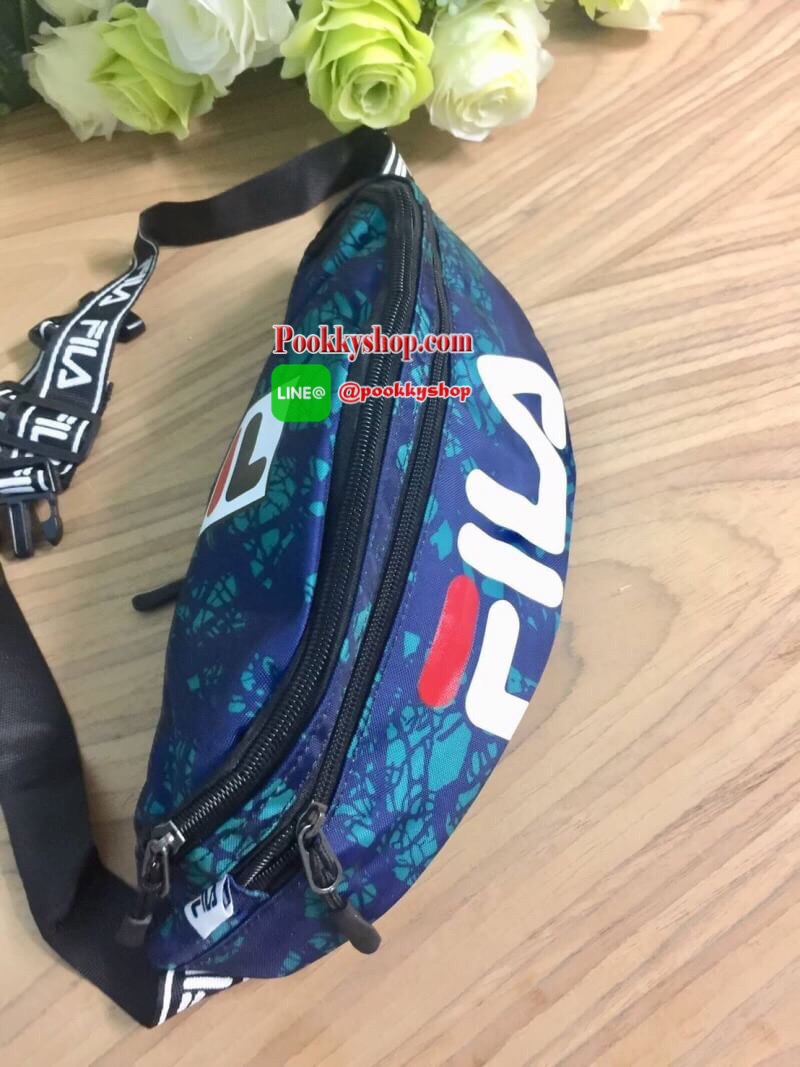 FILA Waist Bag.. รับซัมเมอร์ด้วยลวดลายเกร๋ๆ กระเป๋าคาดอกคาดเอว FILA แบรนด์ฮิตที่ไม่เคยตกเทรน มาให้สะพายกันก่อนใคร ด้วยดีไซต์ลวดลายที่แมทกันอย่างลงตัว ด้านหน้าสกรีนแบรนด์ วัสดุNYLON 100% เคลื่อบเงาอีก 1 ชั้น กันน้ำได้ในระดับหนึ่ง.. เปิดปิดด้วยซิปยาว จุของไ
