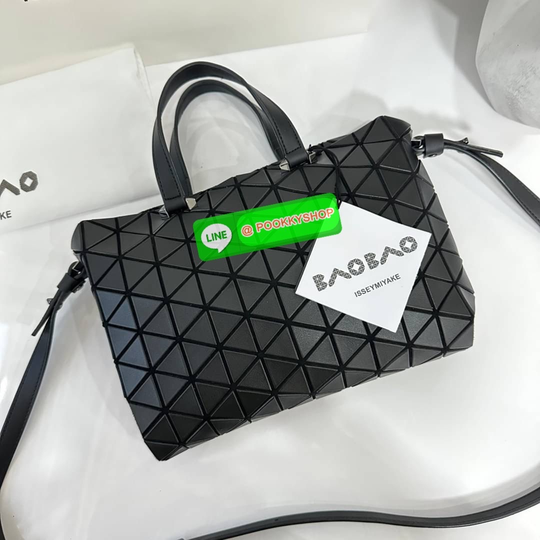 Bao Bao issey Miyake Tonneau Small Matte Bao Bao Issey Miyake รุ่น TONNEAU (ทอนโนะ) กระเป๋าทรง Boston Bag ที่โดดเด่นด้วยลายแพทเทิร์น 3 เหลี่ยมด้านเท่าเรียงต่อกัน ทำให้กระเป๋าใบนี้มีความโดดเด่นทั้งในเรื่องของดีไซน์ที่ทันสมัย และการใช้งานที่ครบทุกฟังก์ชั่น