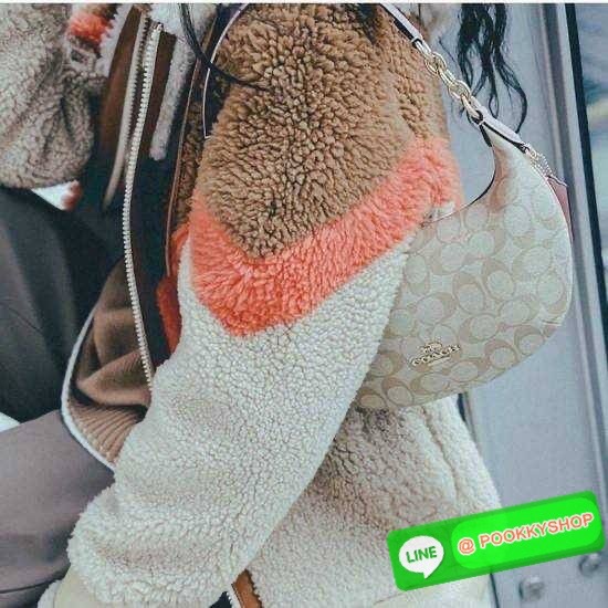 COACH CE620 PAYTON HOBO IN SIGNATURE CANVAS คอลเลคชั่นใหม่ 2023 มาแรงเกินต้าน ด้วยรูปทรงโฮโบสุดคลาสสิค สะดวกใช้ได้ในทุกวัน ขนาดกะทัดรัด แต่จุของได้เต็มที่ วัสดุหนังแคนวาสเคลือบลาย น้ำหนักเบา เปิดใช้งานด้วยซิป สายสะพายในตัวหนังสลับโซ่ ภายในเป็นช่องโล่ง ใส่