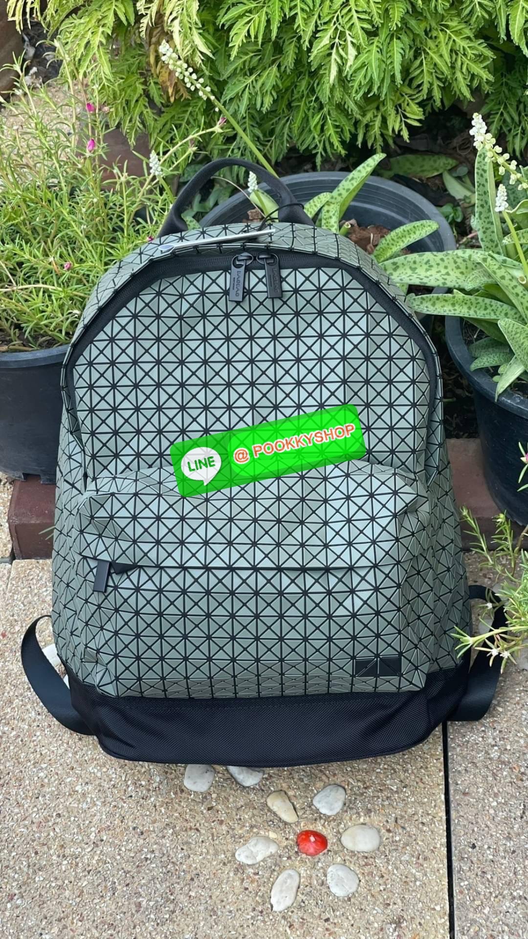 Bao Bao Issey Miyake Daypack geometric backpack กระเป๋าเป้ทรงคลาสสิก รองรับน้ำหนักได้ดี เหมาะกับการเดินทาง เป้สะพายหลังรุ่น Daypack One-Tone Backpack มาในรูปทรงกระเป๋าเป้สุดคลาสสิก โดดเด่นด้วยการออกแบบที่เป็นเอกลักษณ์ วัสดุสามเหลี่ยมขนาดเล็กพิเศษ ได้กลิ่น