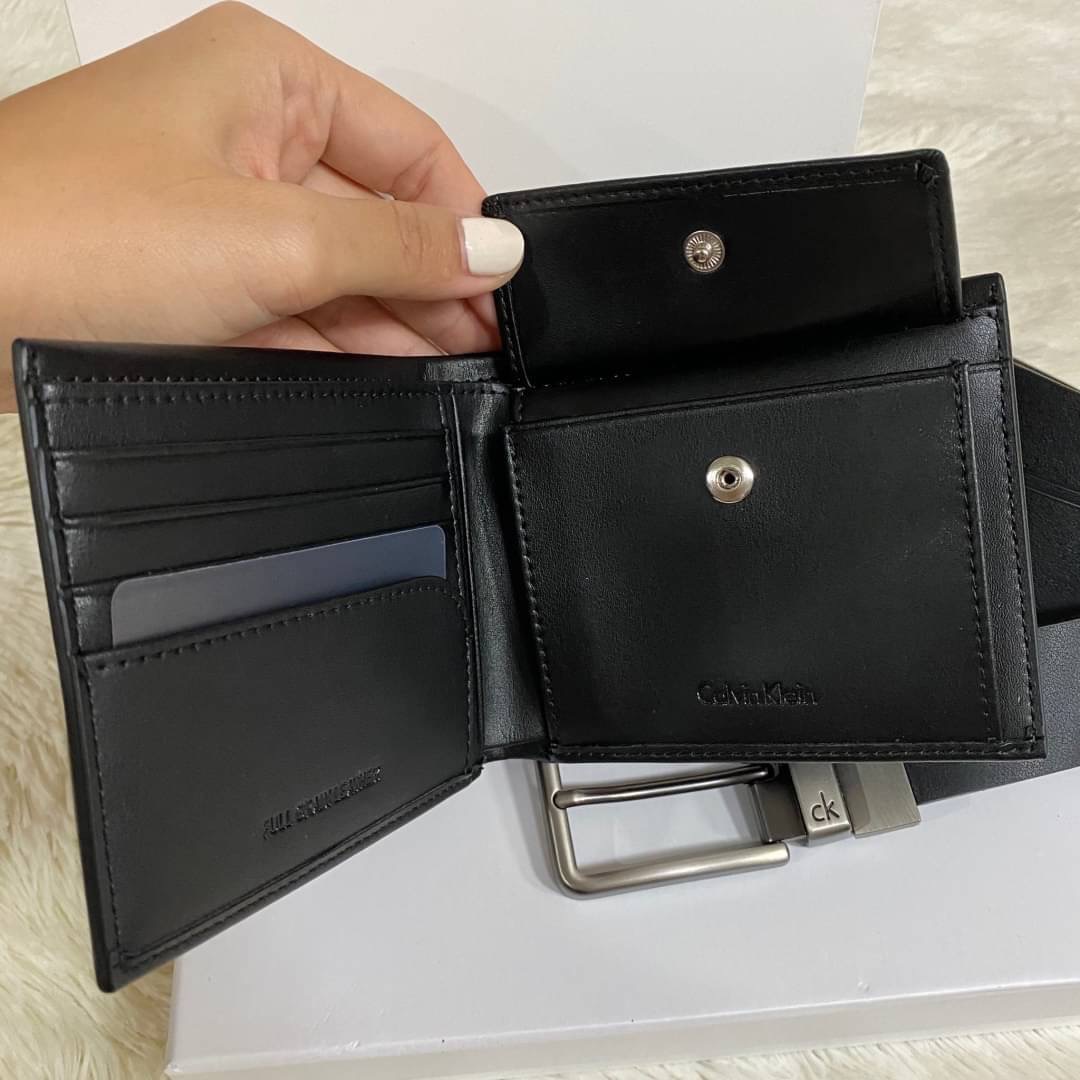 Calvin Klein Leather Belt & Wallet Set Setกระเป๋าสตางค์+เข็มขัด กระเป๋าสตางค์ด้านหน้าตกแต่งด้วยโลหะโลโก้แบรนด์ มีช่องใส่บัตร ช่องใส่ธนบัตร 2 ช่อง เข็มขัดหนังแท้ปั๊มแบรนด์ สามารถสลับใช้ได้ทั้ง 2 ด้าน เข็มขัดปรับระดับได้ 5 ระดับ มาพร้อมที่เจาะรูจ้า