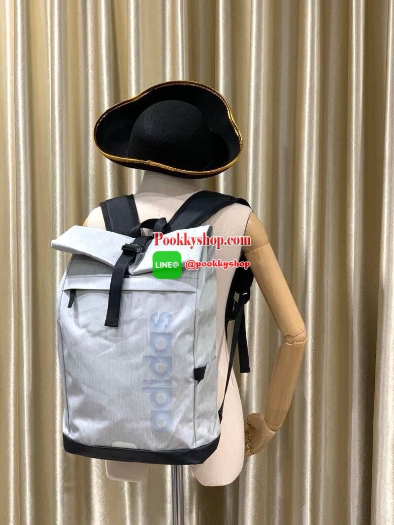 Adidas Top Handle Roll Up Backpack เป้สะพายหลังที่โดดเด่นด้วยดีไซน์ส่วนใส่ของด้านบน และช่องกระเป๋ามากมายเพื่อให้เก็บของได้ไม่ตกหล่น วัสดุโพลีเอสเตอร์ 100% มีตัวล้อคทันสมัยแน่นหนา ภายในมีช่องใส่แล็ปท็อป พร้อมช่องซิปด้านหน้าเป็นช่องเก็บของที่หยิบใช้บ่อย มีท