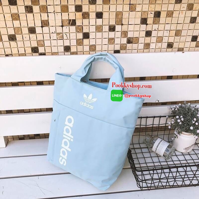 Adidas Handbag & Backpack กระเป๋าเป้ใช้ได้ทั้งชายหญิง ขนาดกำลังดี น้ำหนักเบา ด้านหน้าสกรีนโลโก้แบรนด์ เปิดปิดด้วยซิปสะดวกใช้ หูจับถนัดมือ สายสะพายยาวเลื่อนปรับได้ตามต้องการด้านหน้ามีช่องซิปเก็บของหยิบใช้ง่าย ภายในมีช่องซิปแยกเก็บของ ช่องหลักสามารถใส่ Note