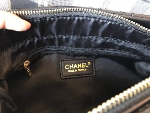 มาแล้ววรุ่นยอดฮิต งานจาก chanel ทรงสวย งานเย็บเนี๊ยบทุกจุด คือดูดีมาก ดูแพงมาก มาพร้อมสายยาว ขนาดกำลังดี น่ารักมากๆ พูดเลย งานปั้มโลโก้ แบบนี้หายากนะคะ