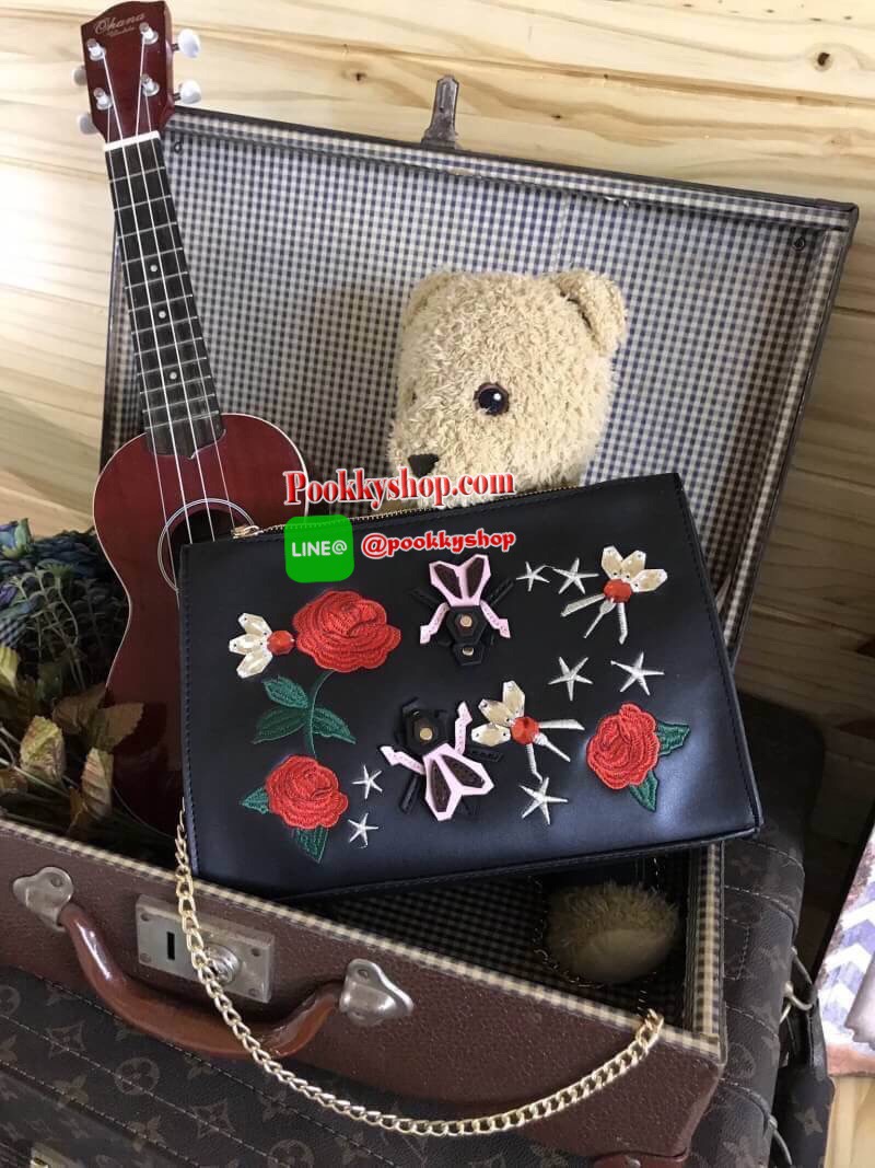 ZARA EMBROIDERED LEATHER CLUTCH กระเป๋าสะพายทรงคลัชวัสดุหนังนิ่มปักลายดอกไม้ประดับคริสตัลด้านหน้าดูมีดีเทล ขนาดกำลังดี น้ำหนักเบา เปิดปิดด้วยซิปสะดวกใช้ ภายในกว้างสามารถใส่กระเป๋าสตางค์ยาวได้ สายสะพายโซ่ Cross Body ได้ เข้าได้กับทั้งกระโปรงกางเกง เป็นอีกห