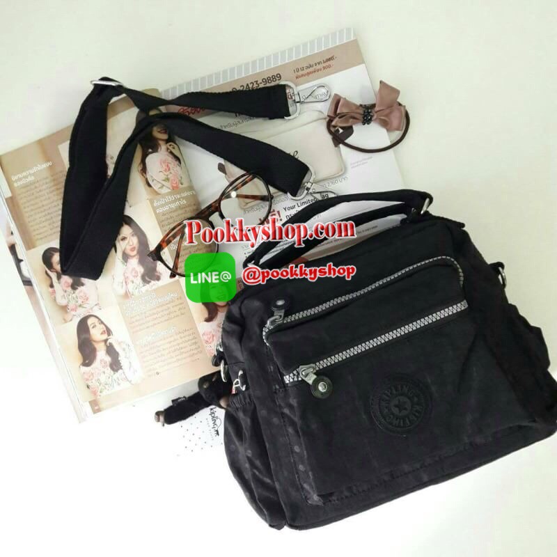 พร้อมส่ง Kipling Shoulder Bag k15828 รุ่นMulti funtion ที่สาวๆรอคอย!!! เพราะใบนี้สามารถปรับการใช้งานได้หลายเเบบทั้งสะพายข้างได้ แบบครอสบอดี้ได้ หรือรวบสายเก็บปรับเป็นถือก็ยังได้ ผลิตจากวัสดุผ้าไนล่อนเมทาลิคอย่างดี กันน้ำระดับนึงเลยค่ะ ️ด้านหน้ามีช่องซิปถึ