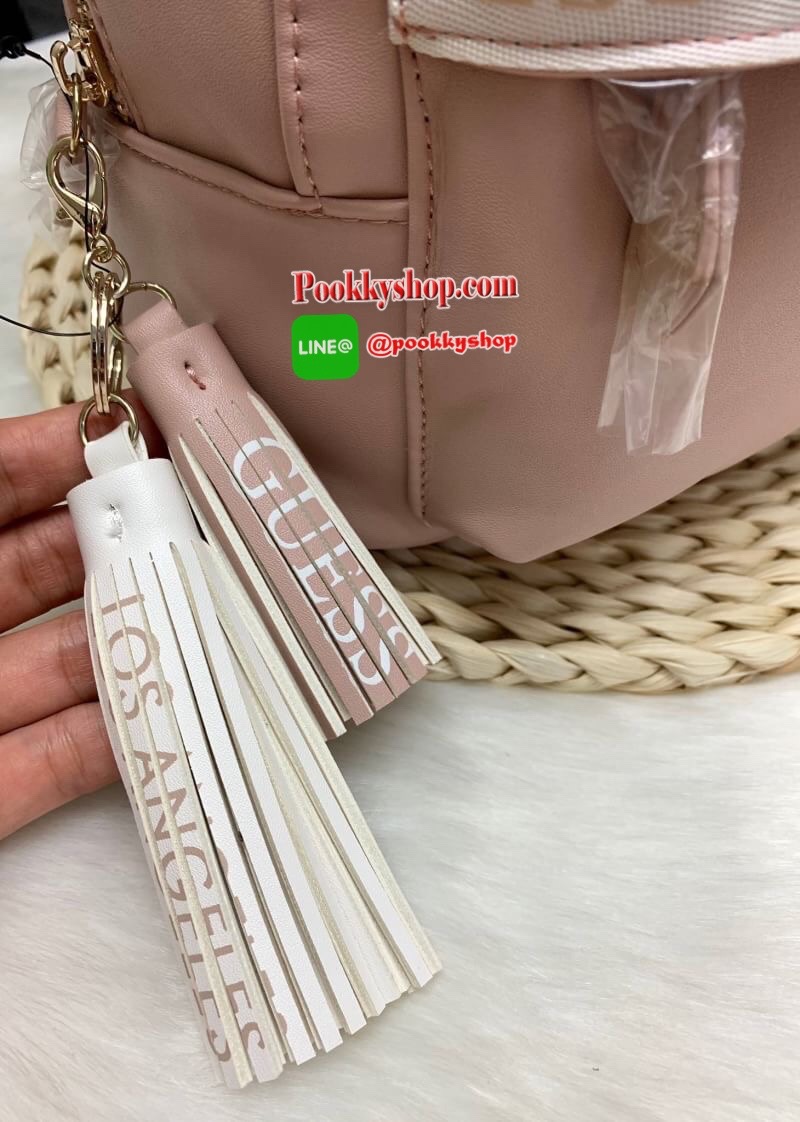 New !! GUESS GESABEL GYM BACKPACK กระเป๋าสะพายหลังได้//สะพายข้างได้ วัสดุหนังนิ่ม น้ำหนักเบา รูปทรงน่ารักมากๆค่ะ ด้านหน้ามีช่องซิปหนึ่งช่อง เปิดปิดกระเป๋าด้วยซิป มีพวงพู่แบรนด์ห้อยเพิ่มความเก๋เข้ามาให้ด้วย พวงพู่สามารถถอดแยกออกได้ด้วยค่ะ ภายในกระเป๋าโล่งก