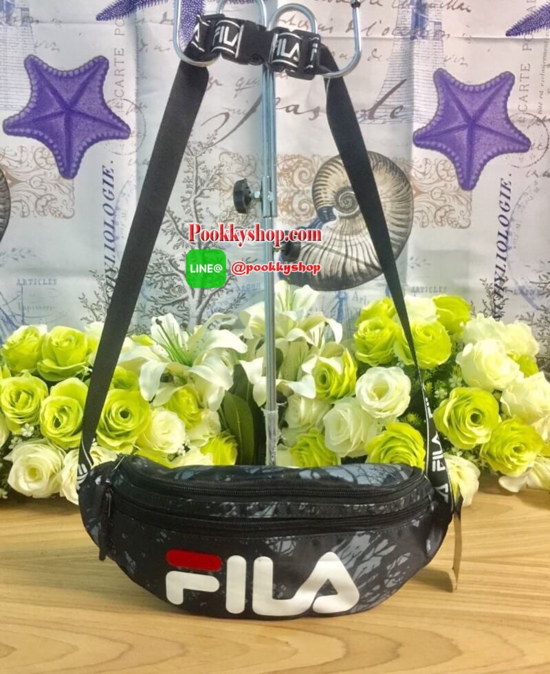FILA Waist Bag.. รับซัมเมอร์ด้วยลวดลายเกร๋ๆ กระเป๋าคาดอกคาดเอว FILA แบรนด์ฮิตที่ไม่เคยตกเทรน มาให้สะพายกันก่อนใคร ด้วยดีไซต์ลวดลายที่แมทกันอย่างลงตัว ด้านหน้าสกรีนแบรนด์ วัสดุNYLON 100% เคลื่อบเงาอีก 1 ชั้น กันน้ำได้ในระดับหนึ่ง.. เปิดปิดด้วยซิปยาว จุของไ