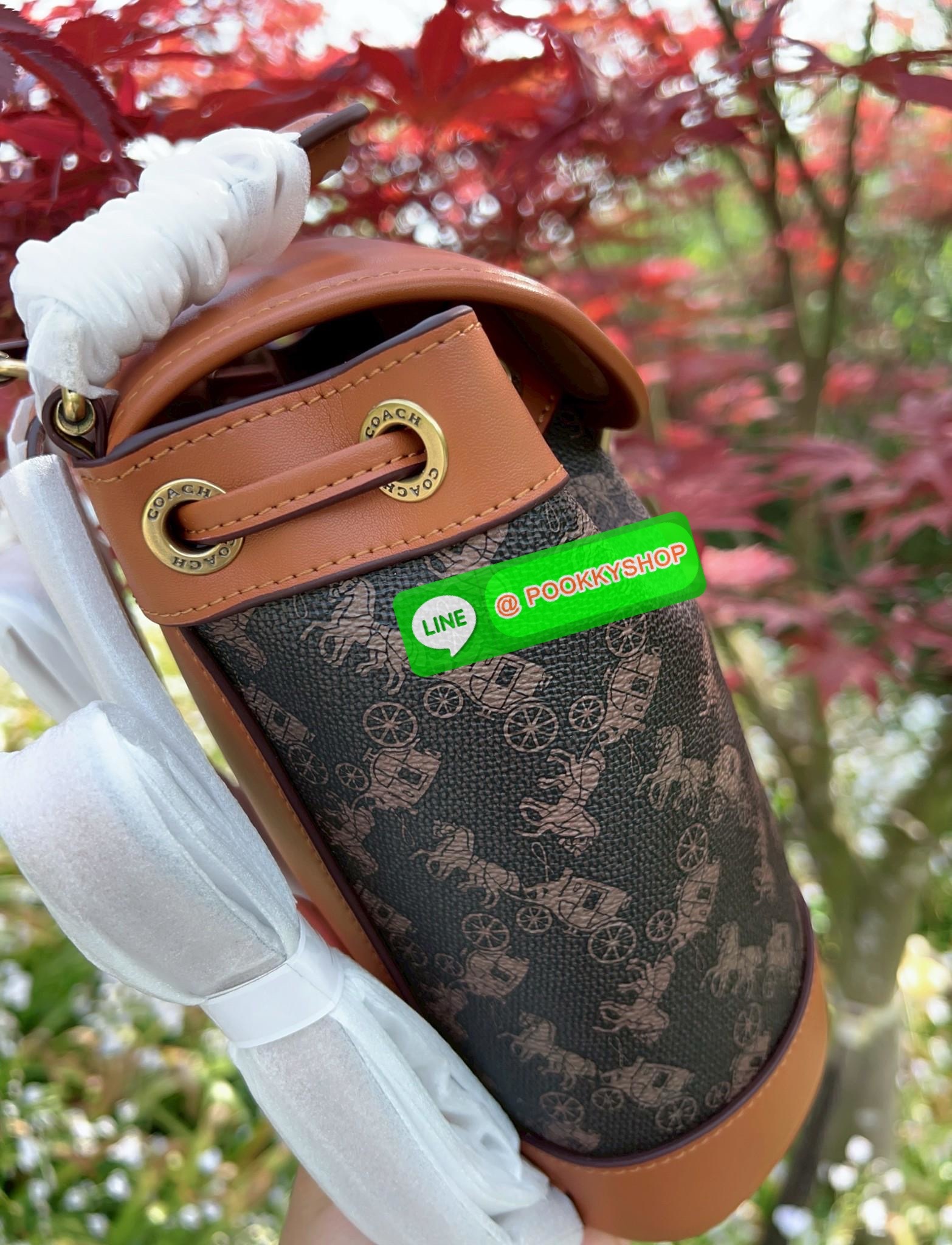 NEW ARRIVAL! **สินค้าเข้าใหม่** COACH HARPER BACKPACK WITH HORSE AND CARRIAGE PRINT ((CAM31)) 🔖พร้อมส่งใหม่ล่าสุด! กระเป๋าสะพายมีหูหจับด้านบน ที่สามารถพกพาไปไหนมาไหนได้ตลอดเวลา หนังแท้อย่างดีนิ่มสวย((หนังไม่แข็งทื่อนะคะ))ตัวกระเป๋าปริ้นท์ลายรถม้าอ