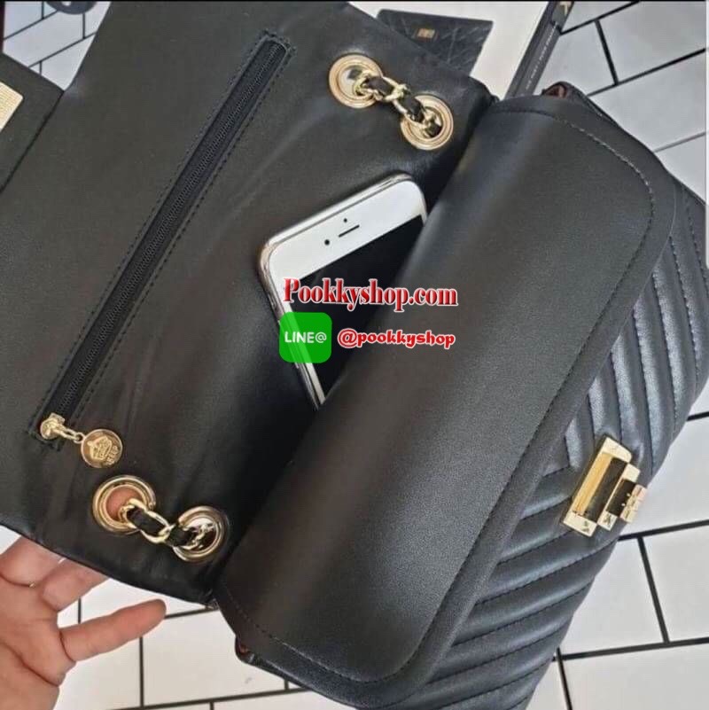 มาเพิ่มละค่า งาน Best Seller พร้อมสีใหม่สวยๆ มาให้เลือกเพิ่มอีก 2 สี !! KEEP รุ่น shoulder chevron chain handbag สวย หรู มากๆ เลยน๊า กระเป๋าอยู่ทรง หนังตัวใหม่ Microfiber สวย ทนกว่าเดิม ตัวกระเป๋าเย็บประณีต สายโซ่ปรับ สั้น ยาวได้คะ ภายในสีแดง มีช่องใส่ของ