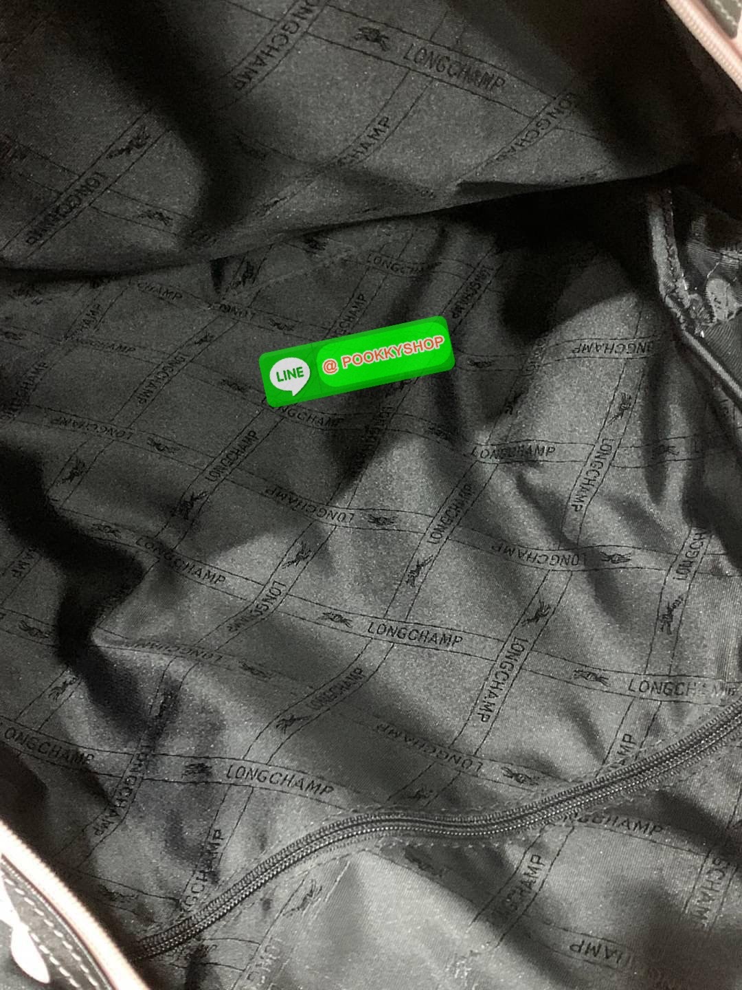 Longchamp by shayne oliver Backpack คอลเลคชั่นแบบลิมิเตทแบบเท่ๆ ที่ออกแบบโดย Shayne Oliver นักดีไซน์เนอร์ชื่อดังระดับโลก ด้วยรูปทรงกระเป๋าเป้ที่ออกแบบมาไม่เหมือนใคร สามารถจัดเป็นกระเป๋าใบใส่เสื้อผ้าได้อีกใบ ด้วยรูปทรงที่กว้างทำให้ใส่ของได้เยอะจุใจ กระเป๋า