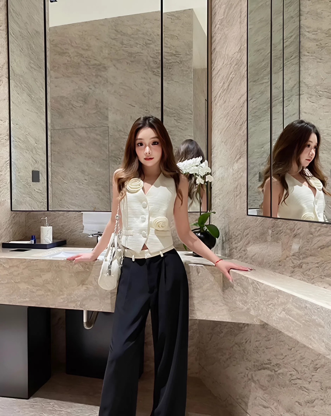 ชุดเซทแฟชั่น เสื้อคล้องคอกระดุมหน้า เนื้อผ้าทวีตเนื้อนุ่ม สีขาวครีม โทนสีสวยหรู