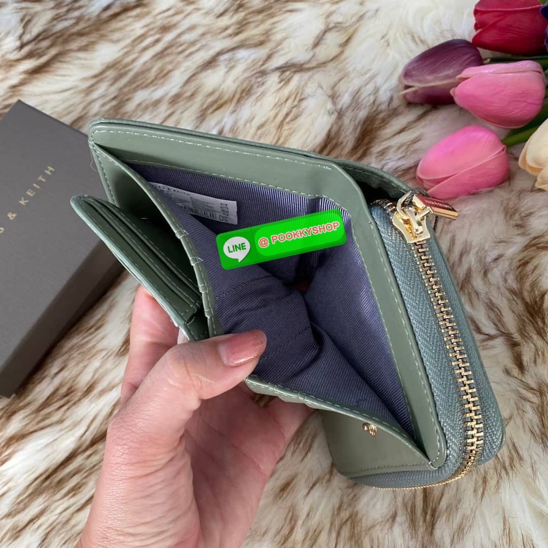 CHARLES & KEITH COMPACT WALLET กระเป๋าตังใบสั้นฟังก์ชันครบ!! ด้านหน้ามีโลโก้แบรนด์ มีช่องซิปใส่เหรียญ เปิดปิดแบบกระดุม ด้านในมีช่องใส่การ์ด 16 ช่อง มีช่องใส่ธนบัตรตามยาว ไม่ต้องพับแบงค์ค่า คุ้มมากๆเลยใบนี้