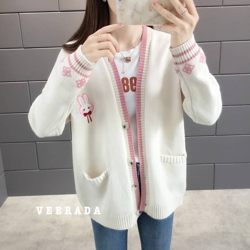 🌸New Collection🌸 Veerada Bunny Cute แน่นอนว่าเริ่มจะเข้าสู่ฤดูหนาวแล้ว ทุกคนก็ต้องไม่พลาดสรรหาเสื้อคลุมกันหนาว อบอุ่น ดูดี และราคาถูก ซึ่งหาได้ไม่ยาก เพราะเราเลือกแต่สิ่งดีๆ มีคุณภาพสูงราคาเบา อย่างเช่นตัวนี้เลยค่ะ ตัวใหญ่นิดหน่อย มีกระเป๋