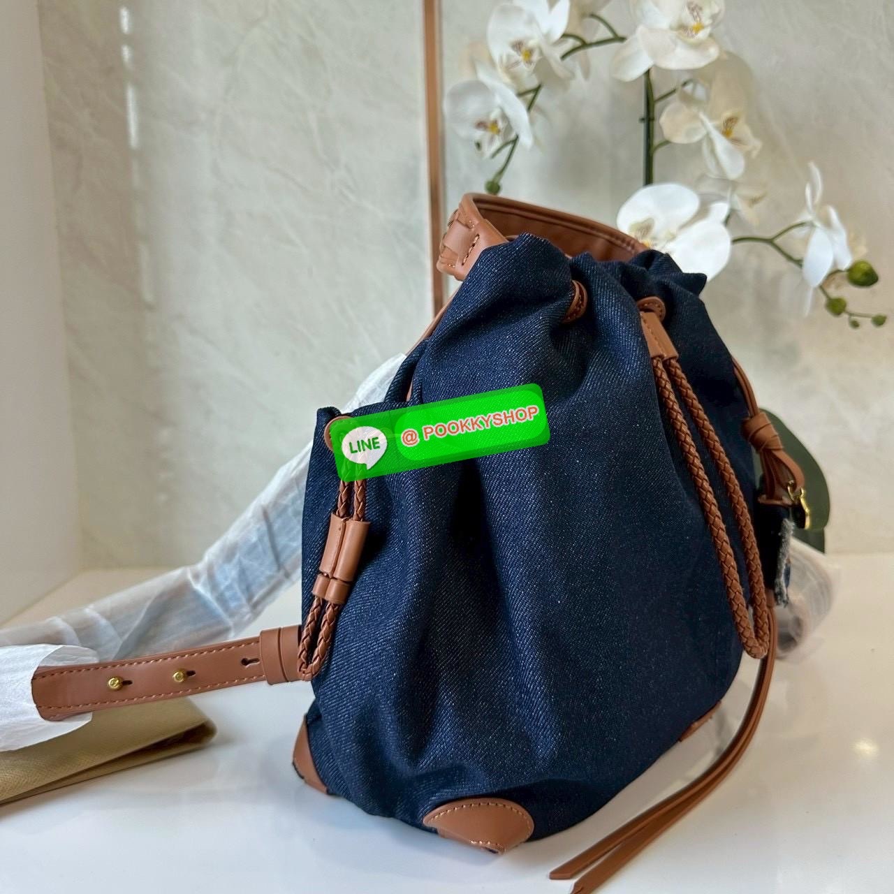 Songmont Series Backpack Female Small Capacity Songmont Drawstring Backpack กระเป๋าเป้สายรูดทรงชิคที่กำลังเป็นกระแสฮิตสุด ๆ เพราะดีไซน์เรียบเก๋ ใช้งานง่าย และแมทช์ได้หลายสไตล์ ดีไซน์ unisex ใช้ได้ทั้งผู้หญิงและผู้ชาย ดีไซน์: ทรงถุงสายรูด (Drawstring) ดูมิ