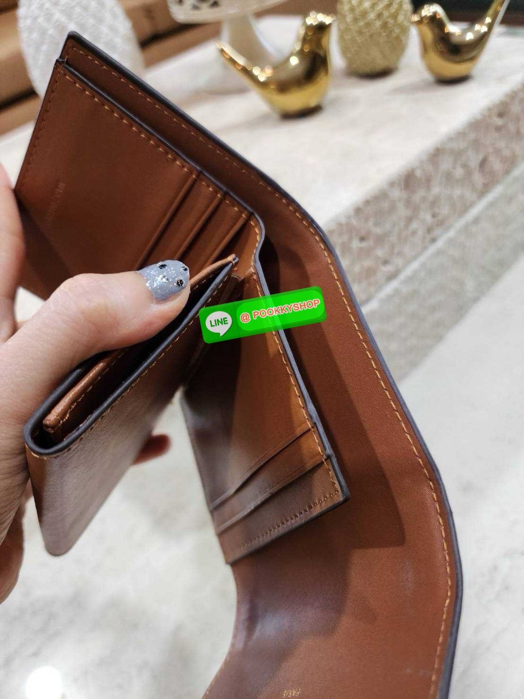 ✴️NEW ARRIVAL!✴️CELINE SHORT WALLET VIP GIFT WITH PURCHASE (GWP) กระเป๋าพรีเมี่ยมกิ๊ฟ Limited จาก CELINE HAUTE PARFUME DUTYFREE COUNTER สวยอยู่ทรงมีโลโก้แบรนด์ด้านหน้าเปิดปิดด้วยฝาพับกระดุมแม่เหล็ก ภายในมีช่องแบ่งหลายช่อง ช่องใส่บัตร ช่องใส่