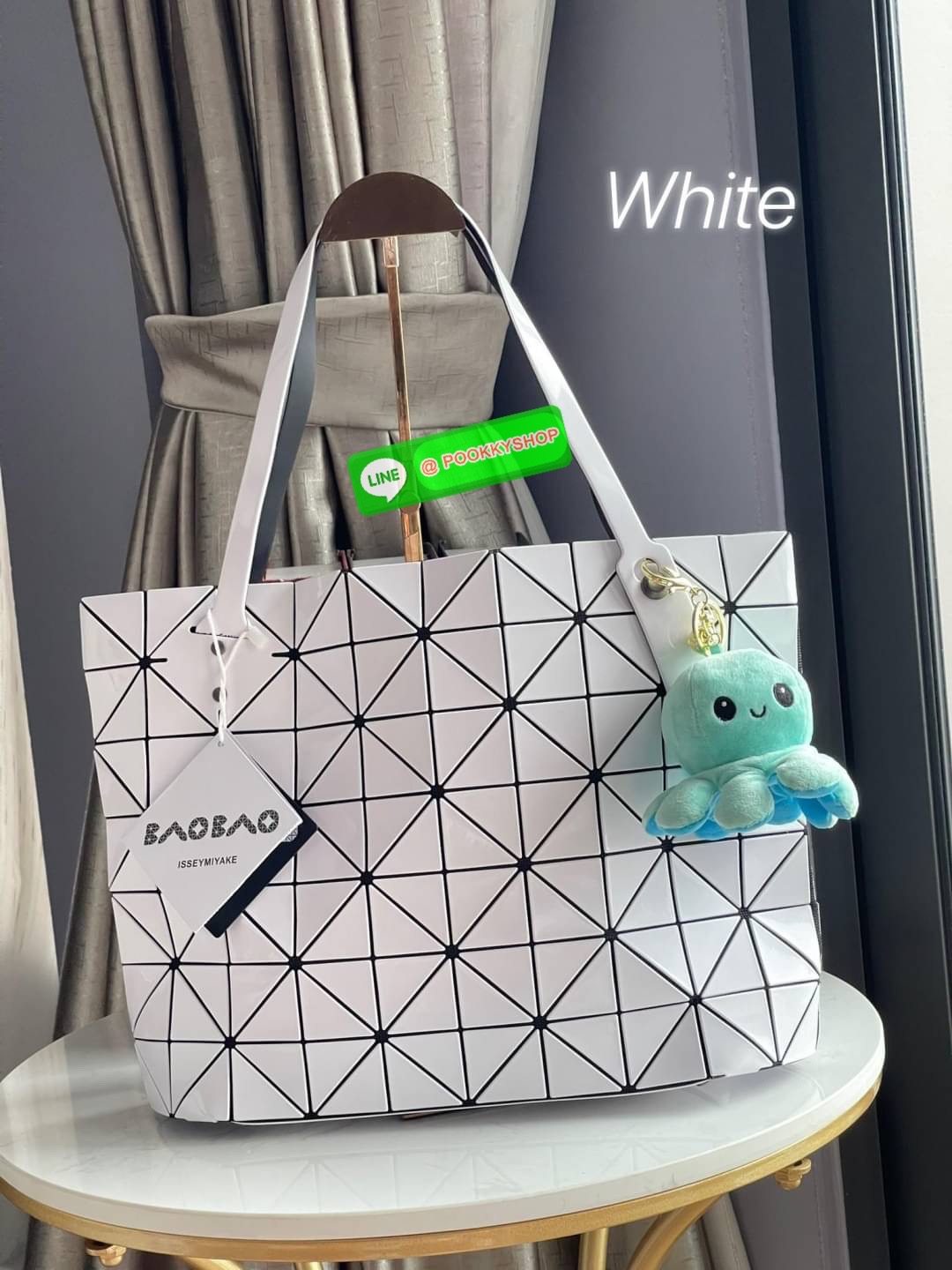 💕 Bao Bao Issey Miyake ROCK MATTE ซีรีส์นี้จะเป็นทรงสี่เหลี่ยมผืนผ้า มีซิปปิดด้านบน ถือเป็นรุ่นที่เหมาะกับการใช้งานในชีวิตประจำวัน สามารถพับมุมและบริเวณด้านล่างของกระเป๋าเพื่อเพิ่มความสะดวกสบายในการใช้งาน ทั้งยังช่วยให้วางกระเป๋าในแนวตั้งได้อีกด้ว