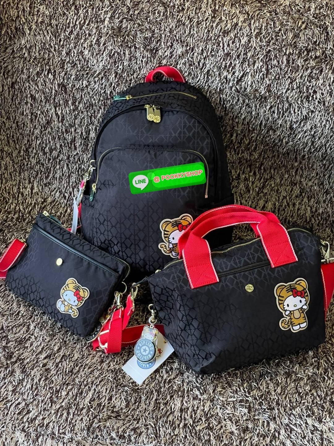 Mini Kipling Delia Mini Hello Kitty Backpack หากคุณกำลังตามหากระเป๋าเป้ที่มีขนาดกำลังดี ดีไซน์สวยเก๋ และโดดเด่นไม่ซ้ำใคร เราขอแนะนำกระเป๋ารุ่นนี้ที่เป็นการคอลแลปส์ระหว่าง 2 แบรนด์ มาพร้อมสีดำที่ทำจากวัสดุคุณภาพดี ทนทาน และป้องกันกระเป๋าเปื้อนง่าย ซึ่งนอกจ