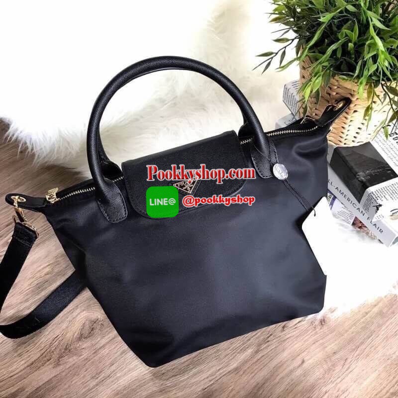 Don't Miss! PRADA NYLON BAG WITH ZIP VIP GIFT WITH PURCHASE กระเป๋าถือหรือสะพายสไตล์ Longchamp GWP พรีเมี่ยมกิ้ฟจากเคาน์เตอร์แบรนด์ Limited edition วัสดุ Nylon เนื้อหนาคุณภาพดีตามแบบฉบับแบรนด์ด้านหน้าประดับโลโก้หรู เปิดปิดด้วยฝาปิดและซิป ภายใน Polyes
