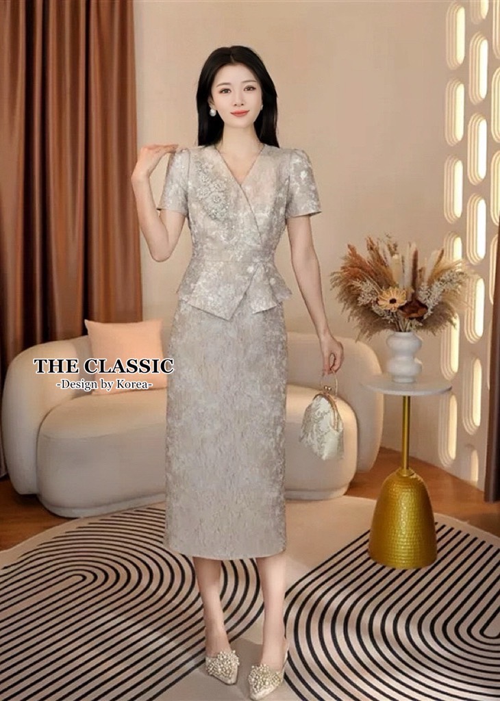 เดรสแฟชั่น เดรสยาว ช่วงบนคัตติ้งทรงสูทระบายเอว ใช้ผ้าเนื้อดีขึ้นลายดอกไม้ ลายนูนผ้าแน่นสวย