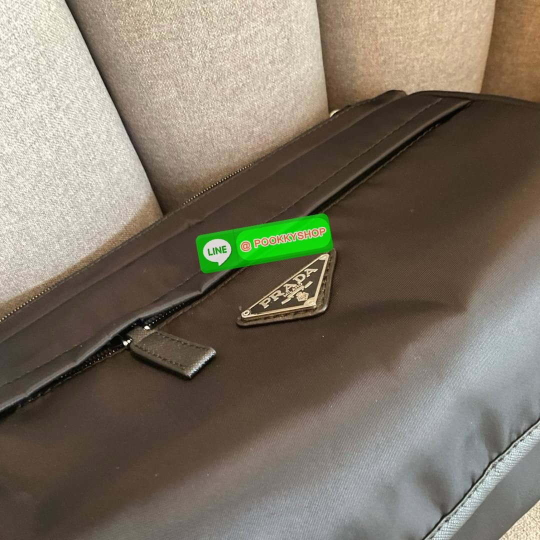 พร้อมมอบเป็นของขวัญให้คุณผู้ชาย! จากแบรนด์ PRADA ทรง MASSENGER วัสดุทำจากผ้าไนลอนอย่างหนาทั้งใบ กันน้ำได้ มีโลโก้แบรนด์อยู่ข้างหน้า ตัวกระเป๋าอยู่ทรง อะไหล่เงินทั้งใบ เปิดปิดชั้นนอกด้วยตัวล็อค ด้านในเป็นซิปรอบบุผ้าลายแบรนด์อย่างดี มีช่องซิปด้านใน และ โลโก