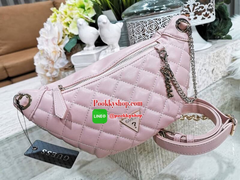 NEW ARRIVAL! Guess Kyli Fanny Pack Belt Bag 2019 กระเป๋าสะพาย/คาดเอว/คาดอกรุ่นใหม่ล่าสุดจาก GUESS FACTORY วัสดุหนังเเกะสังเคราะห์แบบนิ่มลายตารางเปิดปิดด้วยซิป ด้านหน้าประดับโซ่ห้อยโลโก้ดูมีดีเทล ด้านหลังมีช่องซิป ภายในมีโลโก้และช่องซิป สะพายได้หลายแบบไม่จ