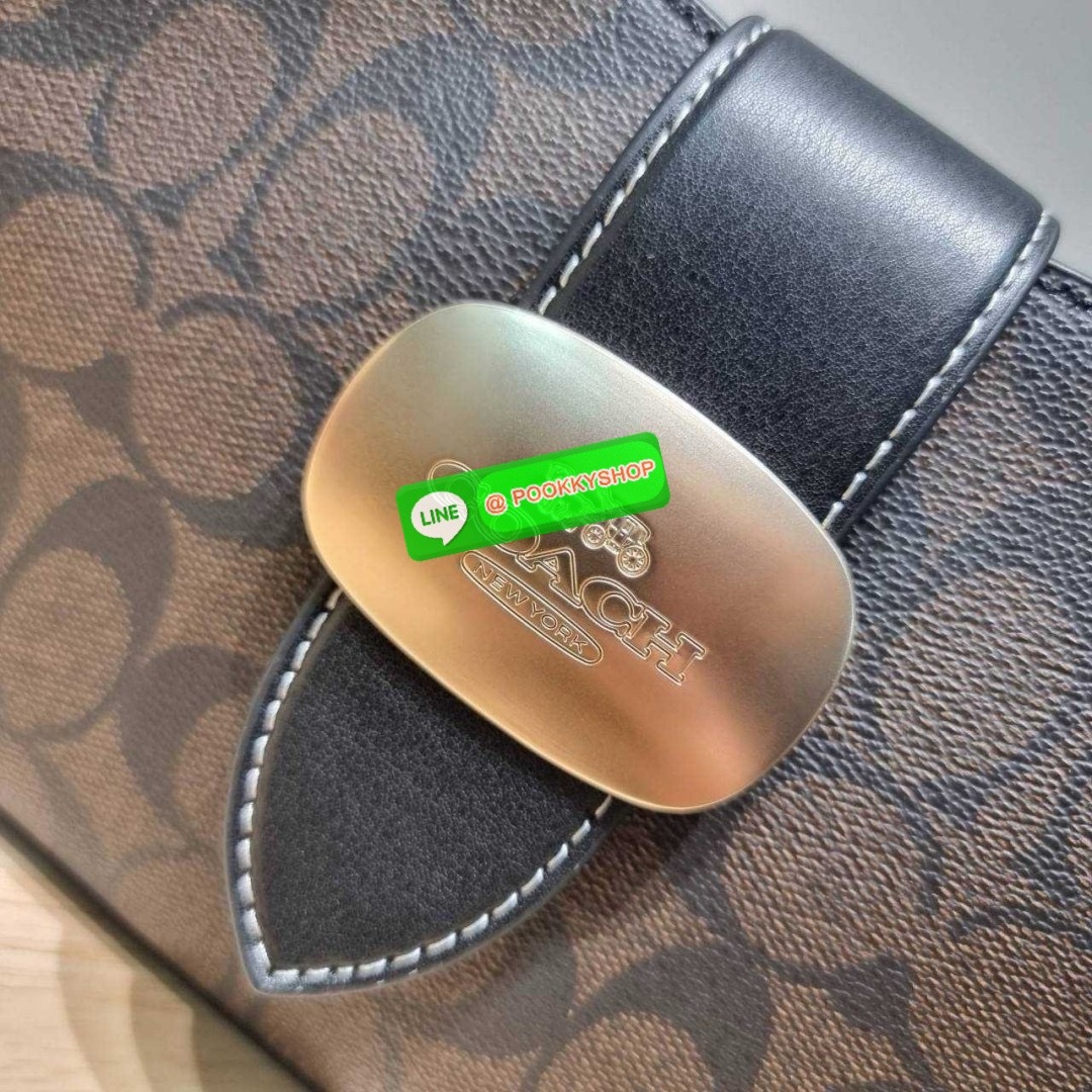 COACH CR533 ELIZA SHOULDER BAG 🔅 Details ใหม่ล่าสุด กระเป๋าสะพายไหล่ทรงโฮโบสุดหรู ดีไซน์โลโก้แบบใหม่และหรูหรายิ่งขึ้น คงความคลาสสิคและวินเทจ เปิด-ปิดด้วยสายคาดแบบกระดุมแม่เหล็ก ภายในเป็นช่องโล่ง แบ่งสัดส่วนไว้อย่างดี มีทั้งช่องใส่บัตร และช่องซิป ส