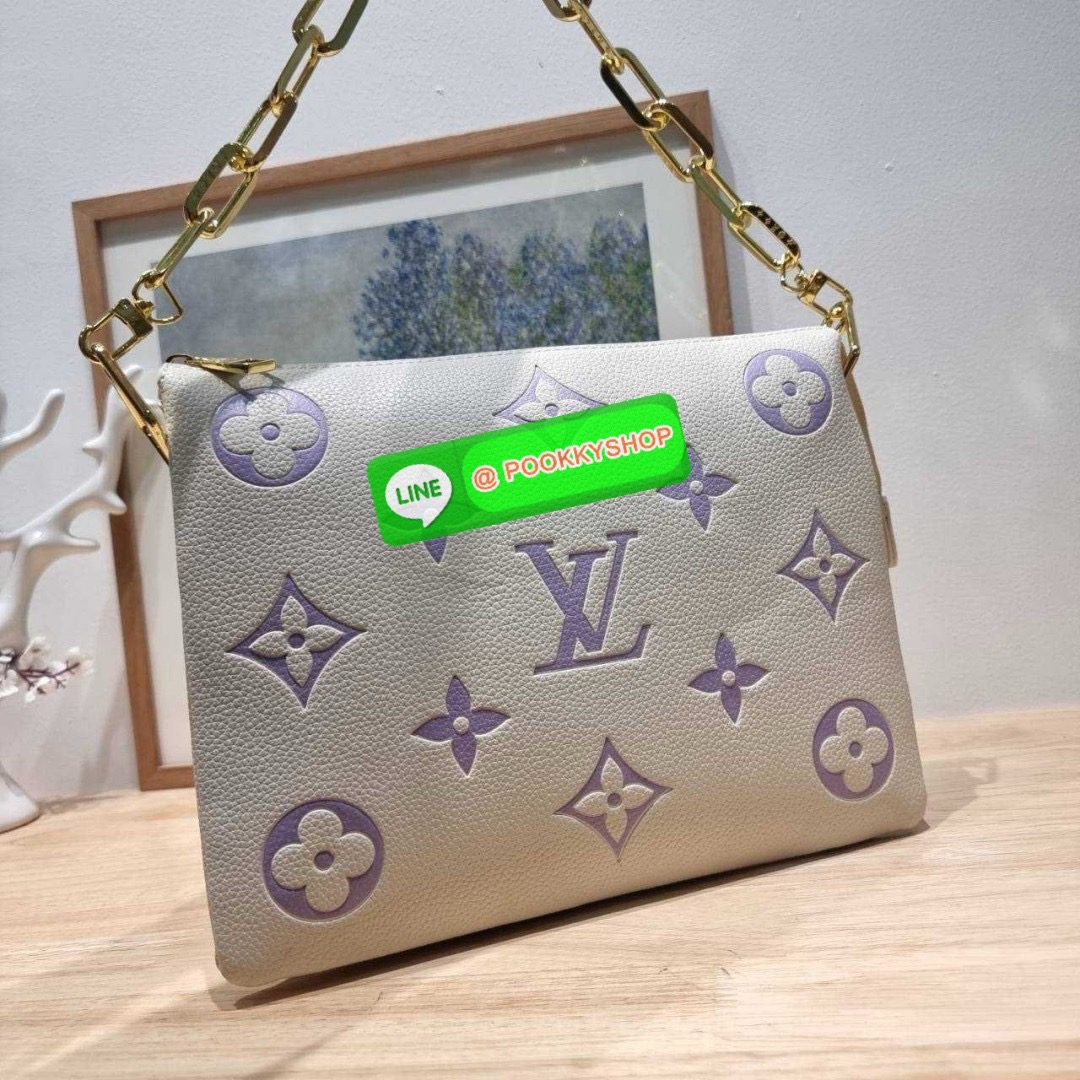 LV coussin pm bag 🔆 Details กระเป๋าสะพายกึ่งคลัชท์ สุดล้ำ ดีไซน์ใหม่ สีลิมิเต็ด ล่าสุดจากเคาน์เตอร์ duty free มาแรงมาก ด้วยความสวยปังตั้งแต่แรกเห็น มาพร้อมสาย 2 เส้น สวยลัคชูแบบสับๆ มีสายโซ่ที่มีดีเทลละเอียดไม่ซ้ำ และสายสปอร์ตครอสบอดี้ ที่จะคล้องไ