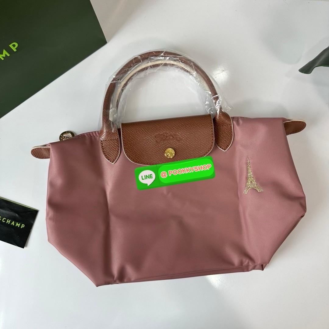Longchamp Le Pliage Eiffel Tower Tote Bag S 🔖 Collection ใหม่ล่าสุดโดดเด่นด้วยลายปักหอไอเฟลขนาดกระทัดรัดจุของได้เยอะ 🔖วัสดุ : ไนลอนกันน้ำ 🔖เปิด-ปิด ด้วยฝาปิดกระดุมแป๊กมีซิปปิดด้านบน ภายในช่องโล่งกว้างสามารถใส่ iPad ได้ มีช่องแยกด้า