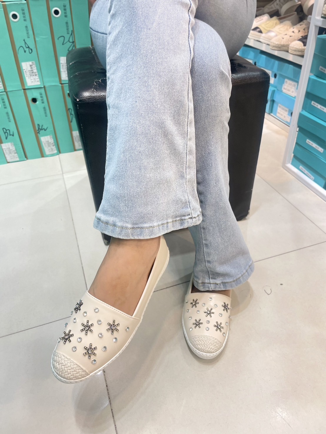 สินค้าขายดี พร้อมส่ง อร๊ายย รองเท้า slip on เป็นงานเรียบๆ แต่ดูดีมากค่า รุ่นที่สาวๆตามหามาแล้วจ้า งานสวยๆเกร๋ๆ ต้องรุ่นนี้เลยคะ 🎊 รองเท้ารุ่นนี้สาวๆควรมีติดตู้ จะแมตช์กับกระโปรง👗หรือกางเกง👖 ก็น่ารักของมันต้องมีค่า 💕