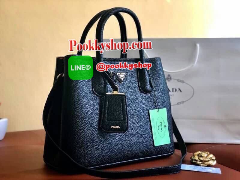 จากแบรนด์ PRADA กระเป๋าหนังลายลิ้นจี่ เคลือบกันน้ำและกันรอยขูดขีด ดูแลง่าย ป้องกันรอยขูดขีดได้ดี ปรับขยายข้างได้ เปิดปิดด้วยซิป ใบนี้มีสายยาวให้คะ เลิศมาก สะพายเป็น shoulder bag ได้เลย ขนาดกำลังดีตัวกระเป๋าไม่หนักมาก ใส่ ipad ของใช้จุกจิกได้หมด จุของได้เย