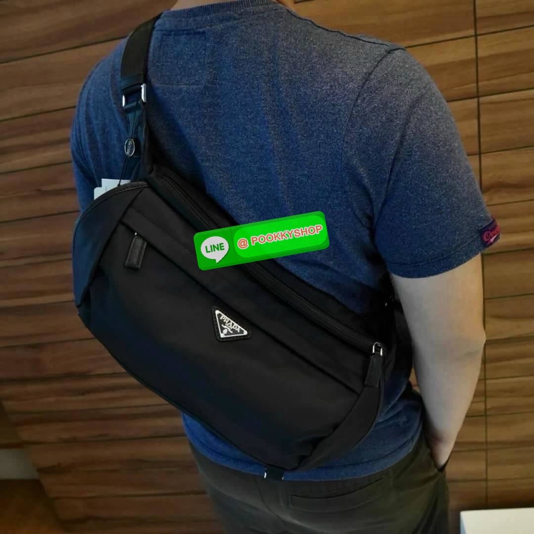 พร้อมมอบเป็นของขวัญให้คุณผู้ชาย! จากแบรนด์ PRADA ทรง MASSENGER วัสดุทำจากผ้าไนลอนอย่างหนาทั้งใบ กันน้ำได้ มีโลโก้แบรนด์อยู่ข้างหน้า ตัวกระเป๋าอยู่ทรง อะไหล่เงินทั้งใบ เปิดปิดชั้นนอกด้วยตัวล็อค ด้านในเป็นซิปรอบบุผ้าลายแบรนด์อย่างดี มีช่องซิปด้านใน และ โลโก