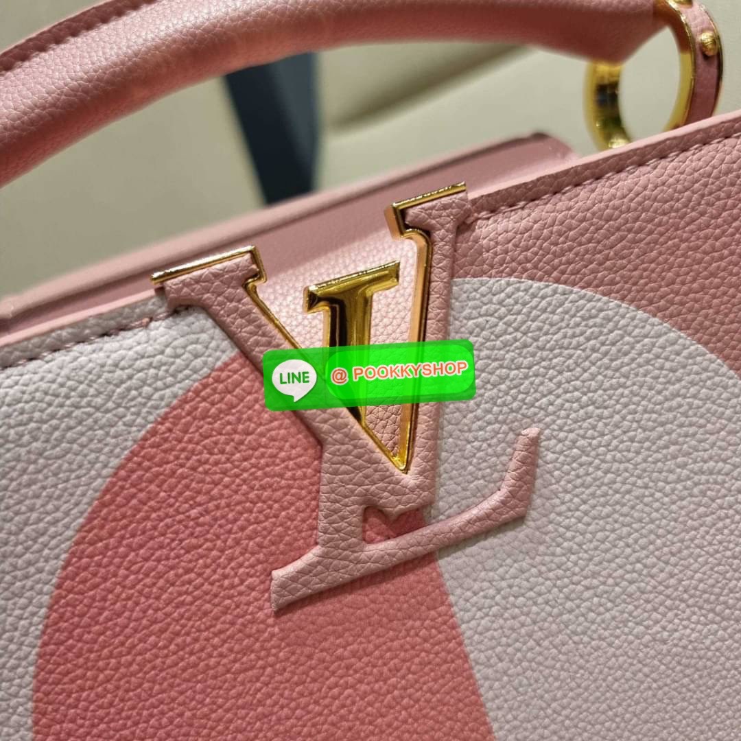 NEW IN!! LV capucines top handle วีไอพีพรีเมี่ยมกิ๊ฟจากเคาน์เตอร์ ที่สุดของความสวยในราคาเบาๆ กระเป๋าถือสุดหรู ดีไซน์ทรงคลาสสิค พร้อมลวดลายหรูหรา มาพร้อมหูจับในตัว ด้วยรูปทรงวินเทจและวัสดุหนังลูกวัว สัมผัสดี ขับผิว ทำให้ไอเท็มนี้สะกดทุกสายตาจริงๆ และยังมีล