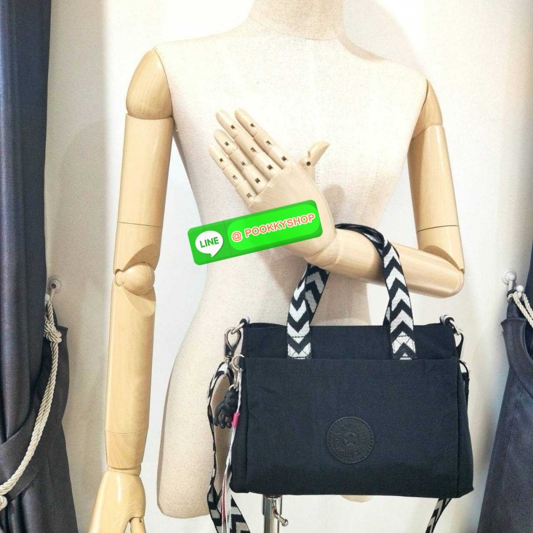 Kipling Kanaan กระเป๋าถือหรือสะพาย ขนาดเล็ก กะทัดรัด ดีไซน์เรียบ หรู วัสดุ ด้านนอก Nylon+ ซับใน Recycled Polyester มีช่องแยกใช้งานหลายช่อง ประกอบด้วย -ช่องซิแด้านหน้า 1 ช่อง -ช่องใช้งานหลักด้านใน 1 ช่อง พร้อมช่องแยกจัดเก็บ และ ช่องซิปย่อย -ด้้านหลังมีช่อง