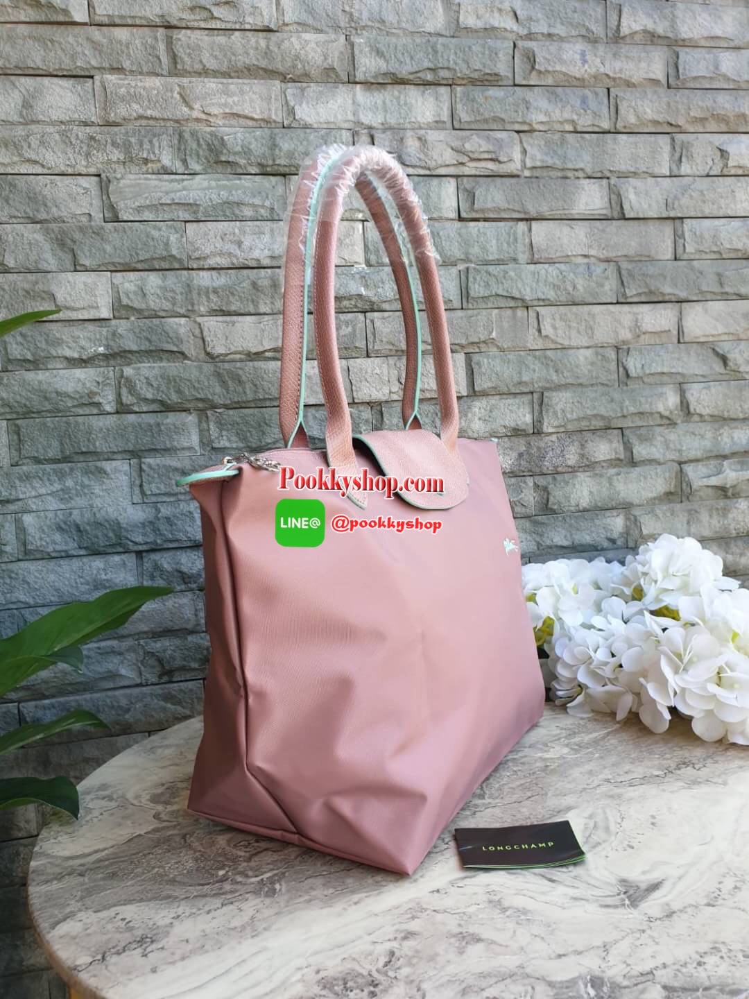 Longchamp Le Pliage Club Tote Bag Size L หูยาว วัสดุเนื้อผ้า Nylon Canvas เคลือบกันนำ้ ตัดด้วยหนังแท้ที่มีน้ำหนักเบา ดีไซน์เรียบง่ายแต่เต็มไปด้วยความคลาสสิก จนเป็นที่ชื่นชอบไปทั่วโลก Longchamp ปรับโฉม LE PLIAGE ด้วยการปักลายรูปม้า-ตราสัญลักษณ์ของแบรนด์บนผ