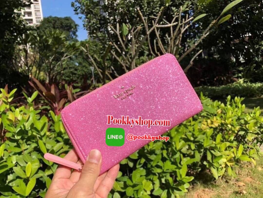 KATE SPADE JOELEY LONG WALLET กระเป๋าสตางค์ใบยาวรุ่นใหม่ล่าสุดหนัง Saffiano สไตล์ PRADA สวยน่าใช้ตัวเนื้อกระเป๋าตกแต่งด้วยกลิทเตอร์ทั้งใบ สวยหรู ภายในมีช่องซิป1ช่อง และช่องใส่บัตรหลายช่อง ใส่เหรียญ บัตรได้เยอะ ตัวจริงสวยน่าใช้มากค่ะ
