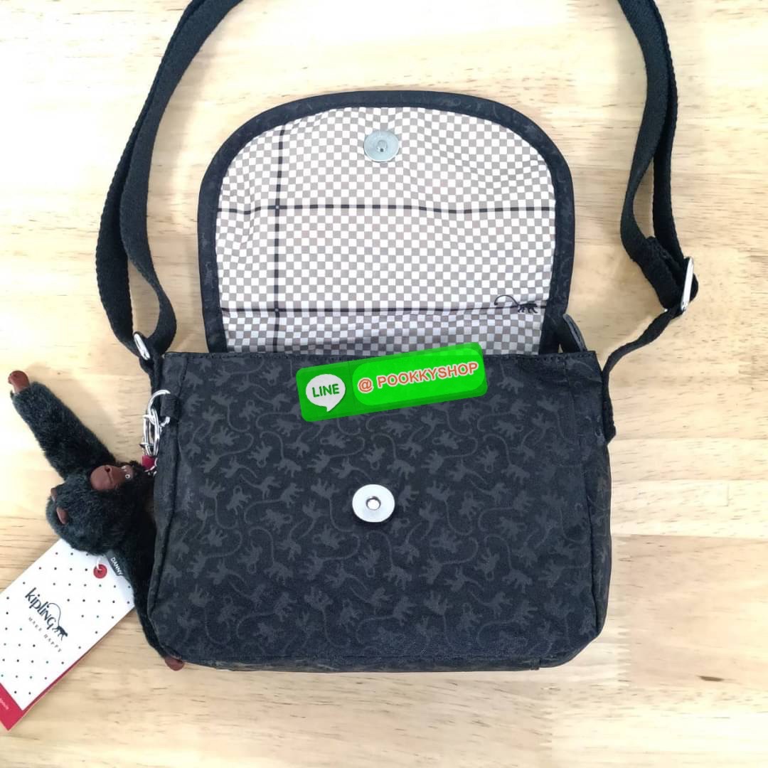 KIPLING SABIAN CROSSBODY MINI BAG กระเป๋าสะพายข้าง วัสดุ Nylon & Polyester 100% ขนาดเล็กกำลังน่ารัก เปิด-ปิดด้วยฝาปิดกระดุมแม่เหล็กและซิปแบรนด์ ด้านในมีแท็กแบรนด์