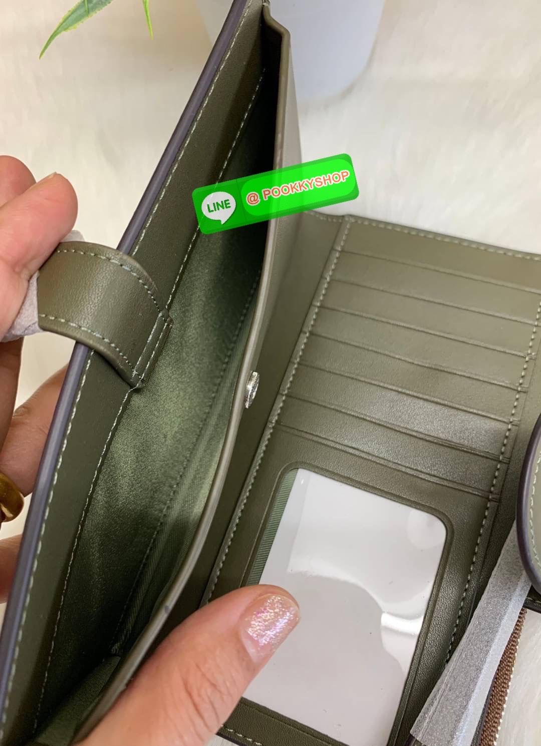 COACH TECH WALLET IN COLORBLOCK SIGNATURE ((C2874)) ✔️กระเป๋าเงินใบยาว หนังแท้ พร้อมสายคล้องมือในตัวค่ะ ✔️เปิดปิดด้านหน้าแบบฝากระดุม ภายในมีช่องใส่ธนบัตร2ช่อง ;สามารถใส่มือถือ iphone 10 xs max ได้เลยค่ะ ✔️มีช่องเสียบธนบัตร7ช่อง;พร้อมช