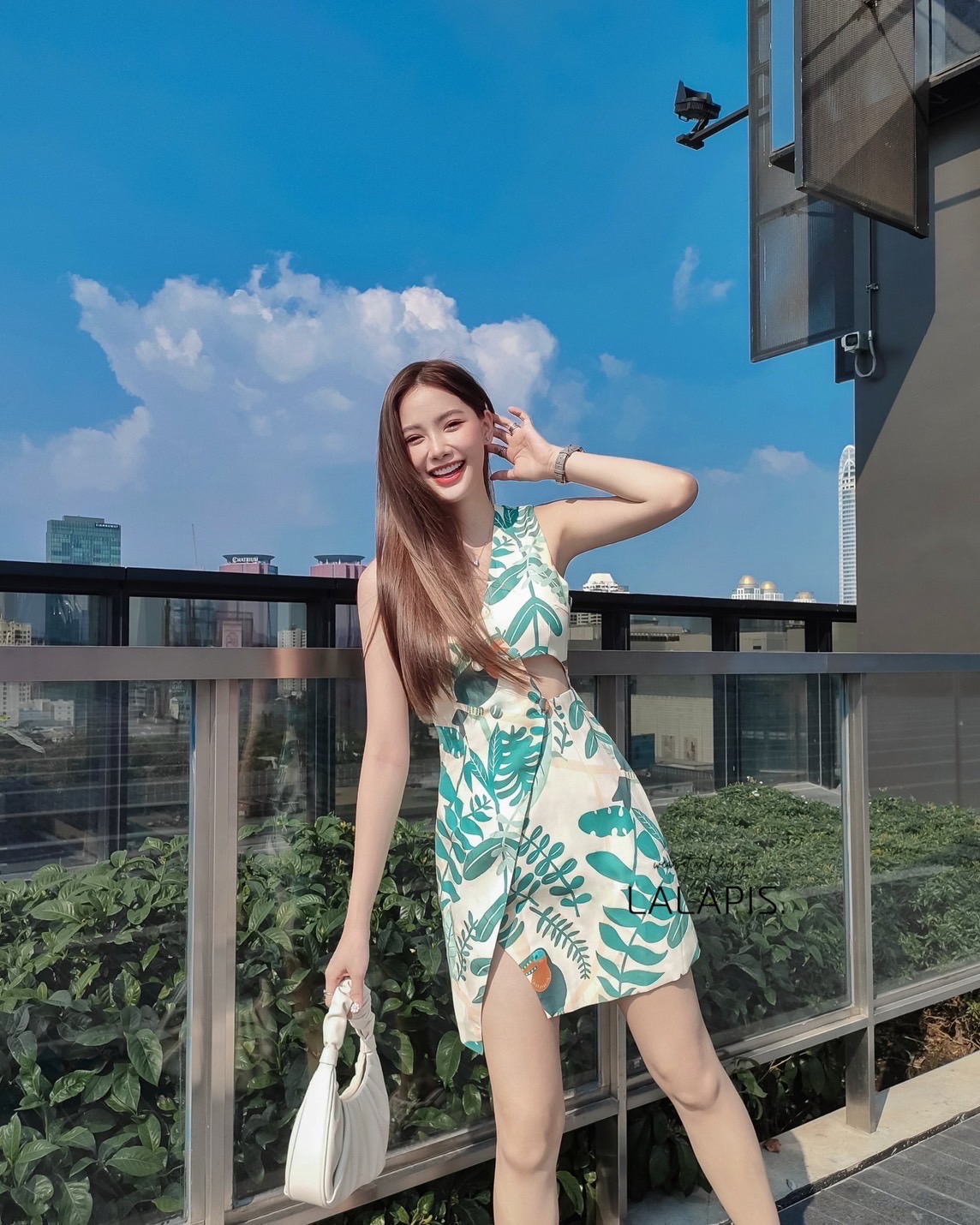 เดรสแฟชั่น เดรสทรงสูท ดีไซน์ช่วงเอว อกเสริมฟองน้ำ ตกแต่งกระดุม 4 เม็ด