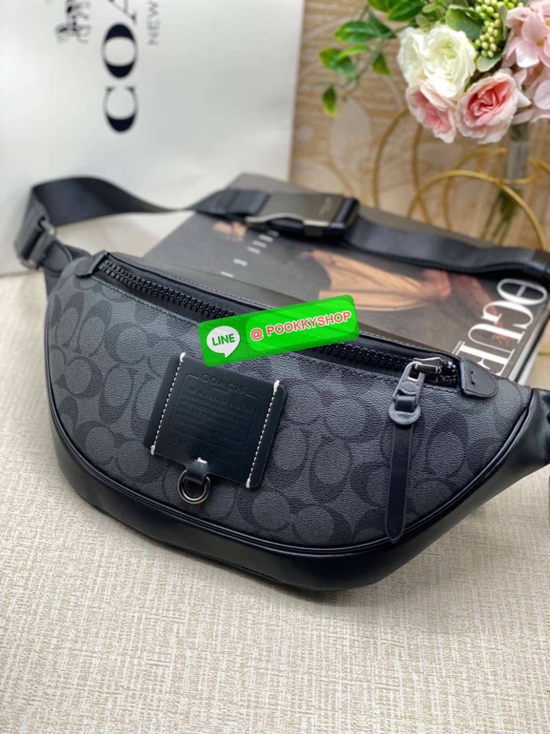 Coach 40345 Rivington Belt Bag In Signature Canvas สายแฟต้องร้องว้าว “ลายมีอยู่ทั่วไป…แต่ลายที่มี C อยู่ด้วย ใครเห็นก็รู้ว่า ‘เท่แบบ Coach’” Coach Charter Belt Bag ลาย C สุดเก๋ ทรงโค้งครึ่งวงรี คาดอกได้เท่ คาดเอวก็เก๋ ใครใส่ก็หล่อดูดี มีเอกลักษณ์เฉพาะตัว!