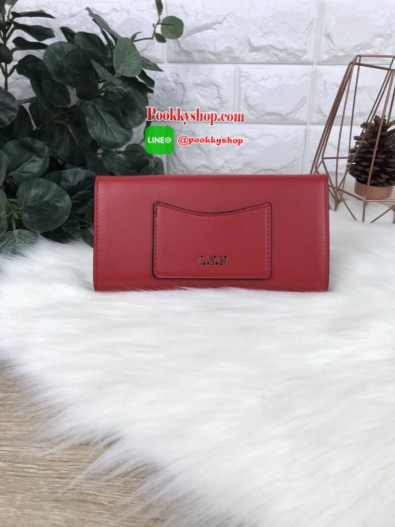 LYN AMOUR LONG WALLET กระเป๋าเงินใบยาวหนังเรียบ ปั๊มโลโก้แบรนด์ เปิดปิดแบบหมุนล็อก ด้านหลังใส่บัตรได้ ด้านในมีช่องซิปใส่เหรียญและช่องใส่บัตร พร้อมช่องธนบัตรตามยาว เป็นอีกรุ่นที่สวยน่าครอบครองค่า มีหลายสีมากๆ *มีถุงผ้า, ป้ายแท็ค*