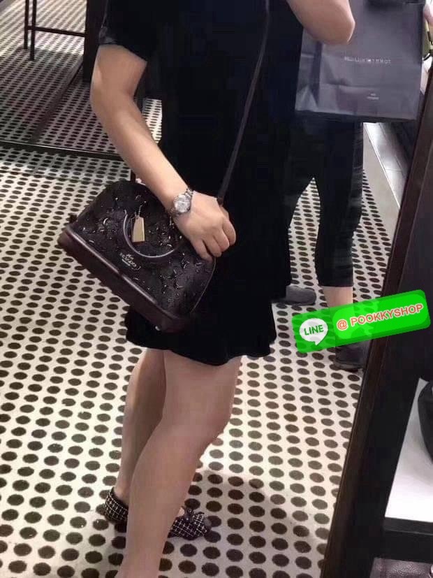 Coach MINI SIERRA SATCHEL IN SIGNATURE DEBOSSED PATENT LEATHER (COACH F55450) หนังกรวดและหนังสิทธิบัตร ด้านในมีซิปและกระเป๋าเอนกประสงค์ ปิดด้วยซิป ซับในด้วยผ้า หูหิ้วพร้อมสายสะพายยาว 3 1/2" สายสะพายถอดได้ขนาด 21 1/2" สำหรับสะพายไหล่หรือสะพายครอส