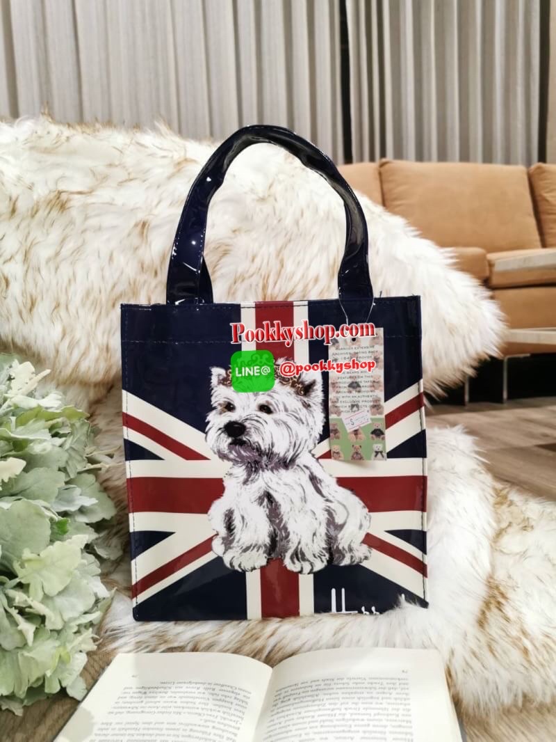 ลายนี้เข้าแล้วนะคะ! พร้อมส่งไอเท็มยอดนิยม! Harrods London Top-handle Shopping Bag กระเป๋า Shopping แบรนด์ดังจากอังกฤษรุ่นยอดนิยมวัสดุ PVC+Polyester 100% ของแท้เนื้อหนาอยู่ทรงกันน้ำ ขนาดกำลังดี น้ำหนักเบา เปิดปิดด้วยซิปสะดวกใช้หัวซิปปั้มโลโก้แบรนด์อะไหล่เง