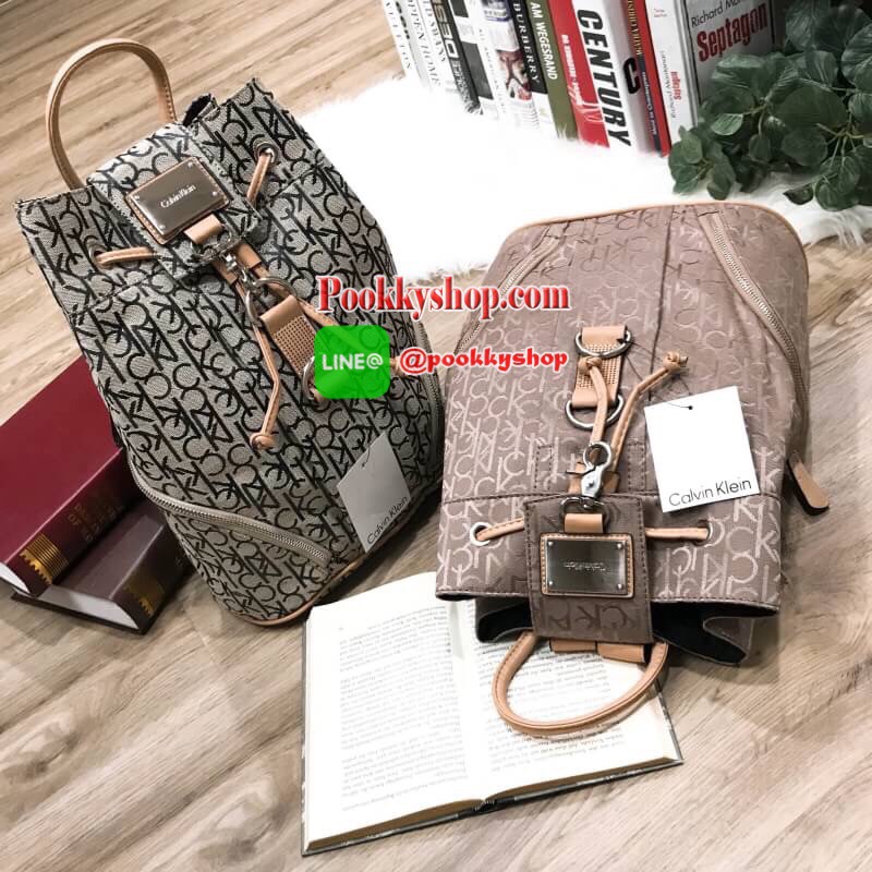 พร้อมส่ง NEW! CALVIN KLEIN JEANS BACKPACK BAG กระเป๋าสะพายรุ่นใหม่ล่าสุดจาก Calvin Klein Jeans วัสดุ Canvas + Polyester 100% คุณภาพดีเนื้อหนาพิมพ์ลายCk รอบใบ เปิดปิดด้วยฝาปิดประดับโลโก้อะไหล่เงิน ด้านข้างมีช่องซิป ภายในมีโลโก้ ช่องซิป ช่องมือถือ ใส่ ipad