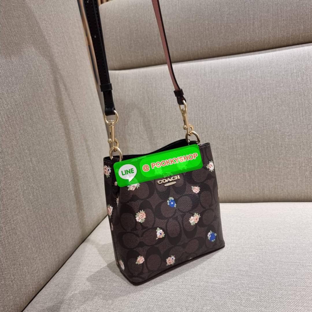 COACH 7267 MINI TOWN BUCKET BAG WITH BUFFALO PLAID PRINT คอลเลคชั่นใหม่ล่าสุด!! น้องสาวคนสวยมาแล้วจ้า สีแดงโดดเด่นต้อนรับเทศกาลคริสต์มาส 🎅🎄 กระเป๋าบัคเก็ต ไซส์มินิ ใบจริงน่ารักม้าก!! น่าใช้แบบที่สุด วัสดุหนังแคนวาสเคลือบลาย สวยคม เปิด-ปิดด